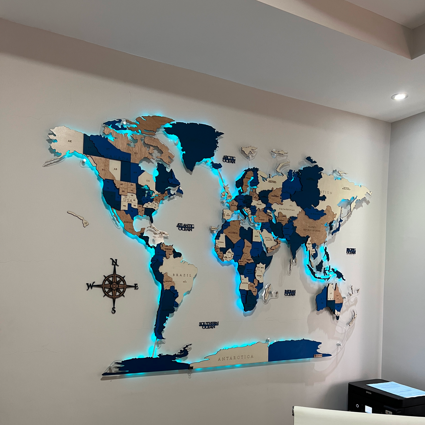 Mapa Mundial en Madera-Contorno en Acrílico