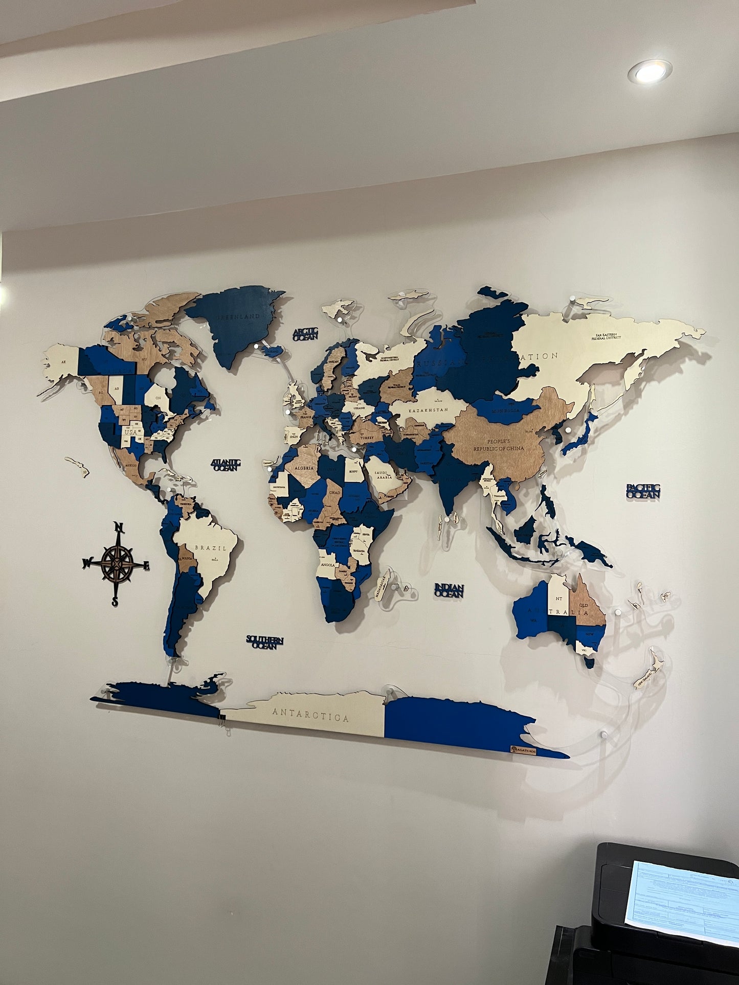 Mapa Mundial en Madera, Contorno en Acrílico